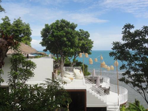 哈德姚高寿别墅酒店的从度假村的阳台上可欣赏到海景