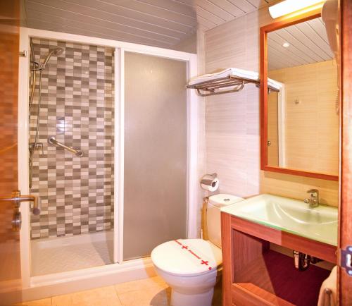 穆罗海滩Mirada de Alcudia的浴室配有卫生间、盥洗盆和淋浴。