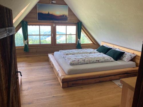 SemriachGastkeusche Höss的阁楼上的卧室配有一张大床