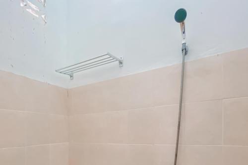 GeutieueRedDoorz Syariah near RS Harapan Bunda Banda Aceh的带淋浴头和天花板的浴室