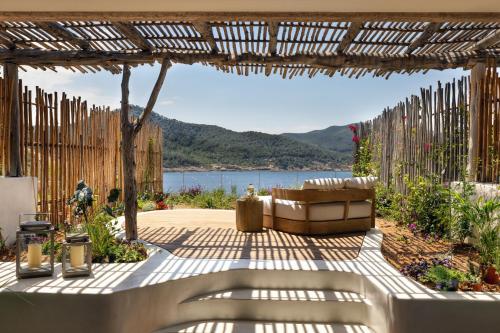 波蒂纳茨伊维萨岛六善酒店的一个带长凳的庭院,享有水景