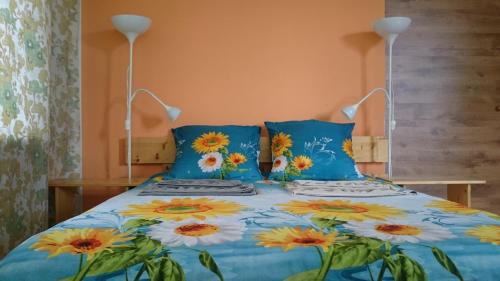 林巴日Willow Apartments的一张布满蓝色和黄色花的床