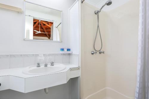玛志洛Wunpalm Motel & Cabins - Late check-in available的白色的浴室设有水槽和淋浴。