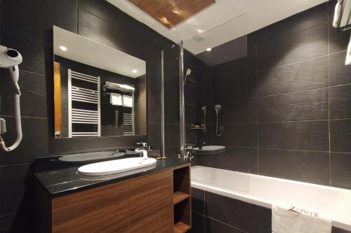 伊夫兰ZEPHYR Ifrane的黑色浴室设有水槽和镜子