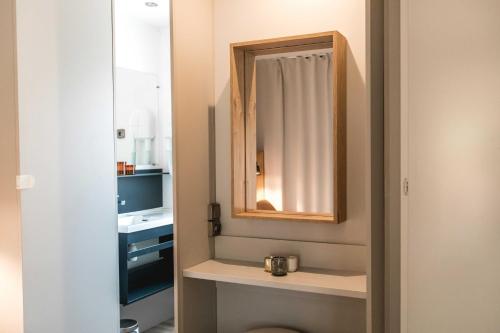 格里莫诺瓦山林小屋露营地的一间带水槽和镜子的浴室