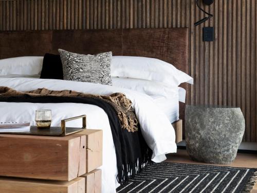 比勒陀利亚Askara Haus的卧室配有白色的床和木制床头板