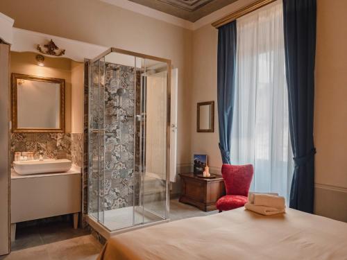 拉奎拉Palazzo dei Pavoni, Relais di Charme的带淋浴、床和盥洗盆的浴室