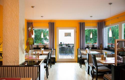 EggenVilla Gottfried B&B的用餐室设有桌椅和窗户。
