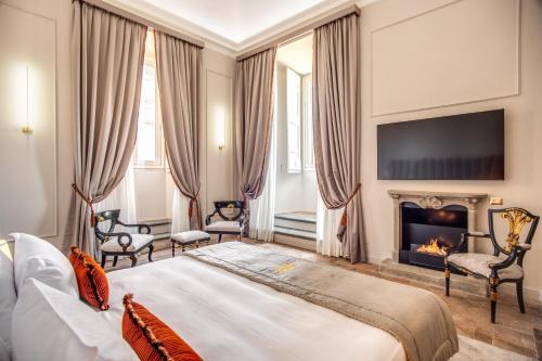 罗马潘菲利宫依奇博罗米尼酒店的一间卧室配有一张床和一个壁炉