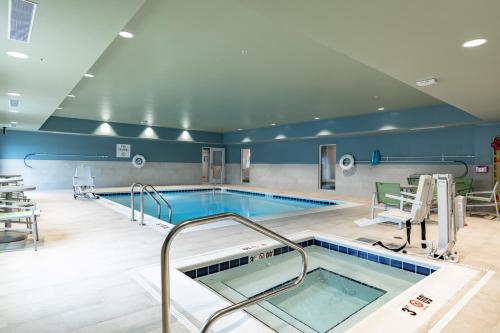 MoundsvilleHoliday Inn Express & Suites - Moundsville, an IHG Hotel的游泳池,位于酒店带游泳池的客房