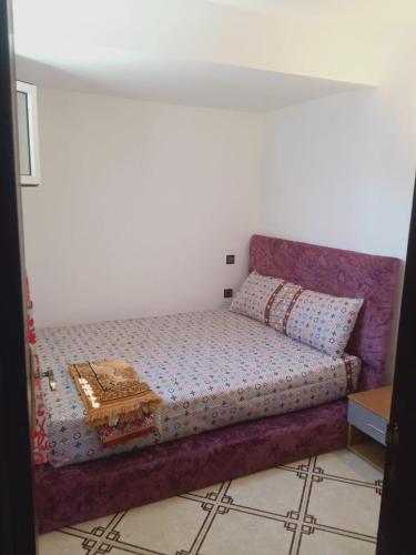 埃尔哈豪拉bungalow de charme的一间卧室配有一张桌子和一张床铺