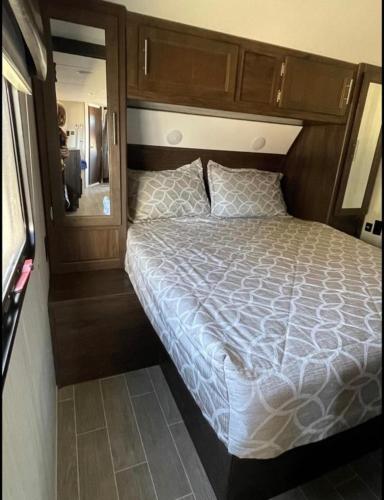 圣乔治2020 Camper fully hooked-up at St. George RV Park!的一间卧室配有一张床和一面大镜子