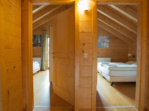 HartelsbergHorská chata KorAlpe的木屋内带两张床的房间
