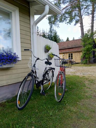HaapavesiKulttuurikartano Pekan Pirtit的两辆自行车停在房子外面