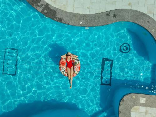 奥恰基夫Foton Hotel & Restaurant的妇女在游泳池游泳的头顶景色