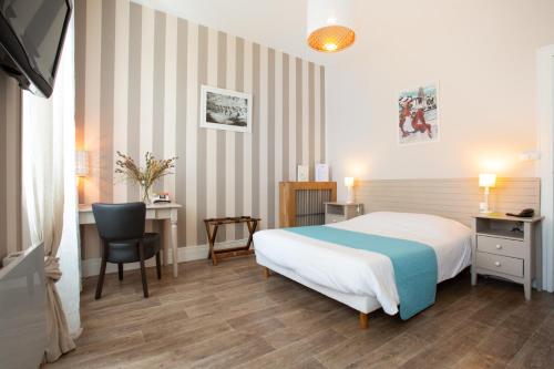 Logis Hotel L'Occitan 2 étoiles客房内的一张或多张床位