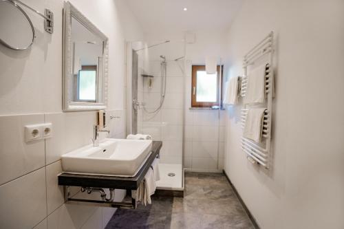 柯尼希斯湖畔舍瑙Der Lärchenhof Ferienwohnungen的白色的浴室设有水槽和镜子