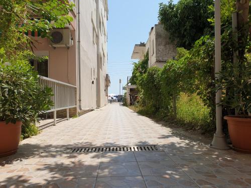 帕拉利亚卡泰里尼斯Villa Vienni的一条有建筑物的小巷里的鹅卵石街道