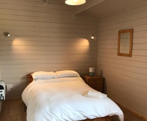 福哈伯斯Lovely 1-Bed House in Fochabers Scotland的一间卧室配有带白色床单和枕头的床。