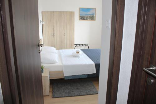 里耶卡Apartman Lovro的一间小卧室,配有一张床和镜子