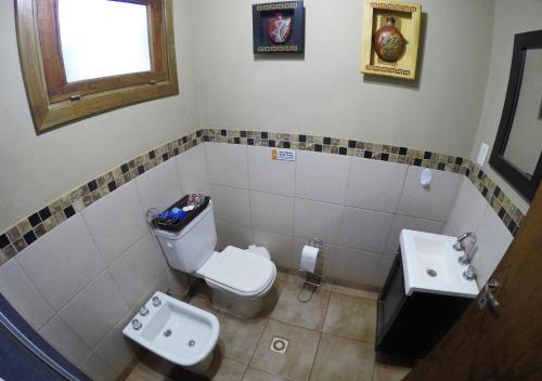 伊瓜苏港El Descanso Iguazú by DOT Cabana的一间带卫生间和水槽的浴室