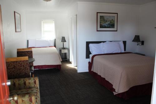 Chalet Motel客房内的一张或多张床位