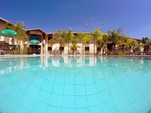 雷森迪Cegil Hotel Boulevard的酒店前方的大型蓝色游泳池