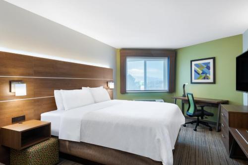 Holiday Inn Express & Suites Colorado Springs-Airport, an IHG Hotel客房内的一张或多张床位