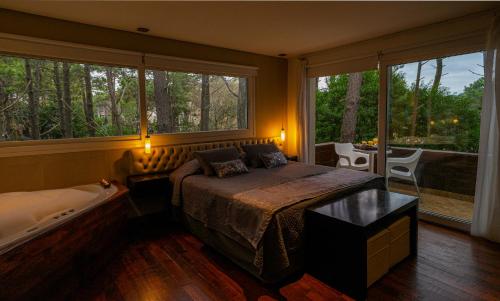 马德拉潘帕斯水之精品酒店的一间卧室设有一张床和一个大窗户
