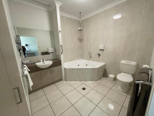埃默拉尔德翡翠酒店的带浴缸、卫生间和盥洗盆的浴室