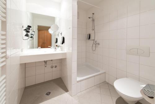 柏林安德尔斯霍夫机场酒店的一间浴室
