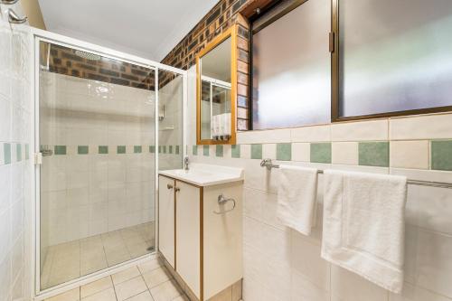 Esk埃斯克威文霍汽车旅馆的带淋浴和盥洗盆的浴室