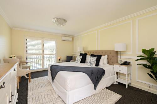 巴特曼斯贝Lincoln Downs Resort Batemans Bay的卧室设有一张白色大床和一扇窗户。