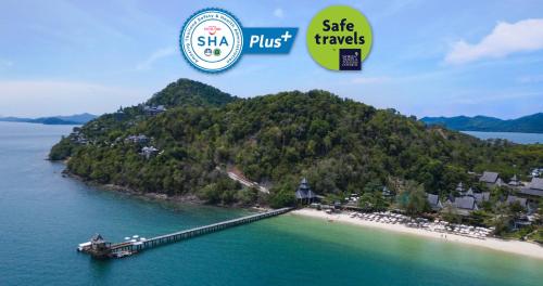 瑶亚岛Santhiya Koh Yao Yai Resort & Spa - Compulsory Join Santhiya Speedboat from-to Ao Po Grand Marina at Phuket的水中的一个岛屿,有码头和两张贴纸