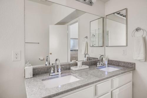 拉斯维加斯Luxurious House With A Pool, Spa, and Patio, Sleeps 6 Comfortably的一间带两个盥洗盆和大镜子的浴室