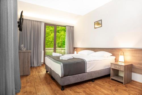 TsesiHotel Tsesi的一间卧室设有一张大床和一个窗户。