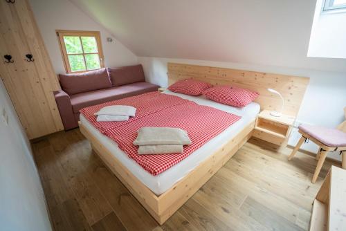 博希尼Chalet TISA的一间卧室配有一张大床和一张沙发