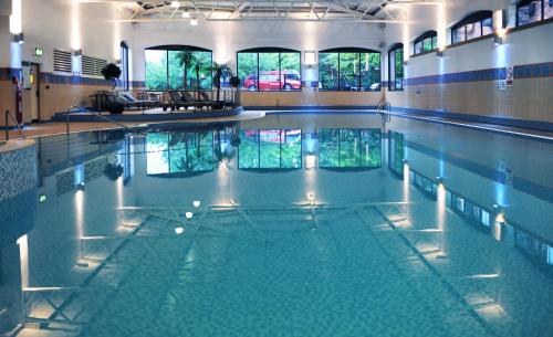 海德曼彻斯特海德乡村酒店的中间的游泳池