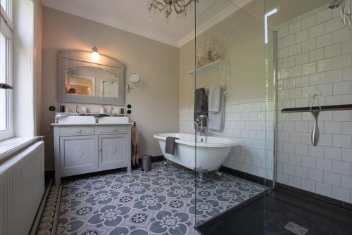 马斯特里赫特Guesthouse Elisabeth Maastricht的带浴缸、水槽和浴缸的浴室