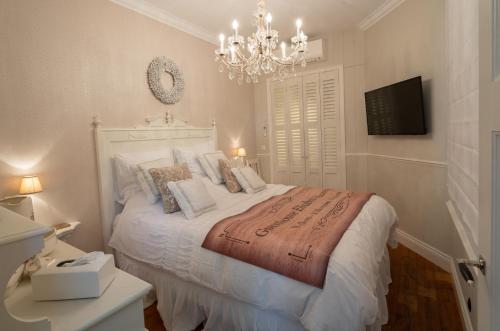 马斯特里赫特Guesthouse Elisabeth Maastricht的卧室配有白色床和吊灯