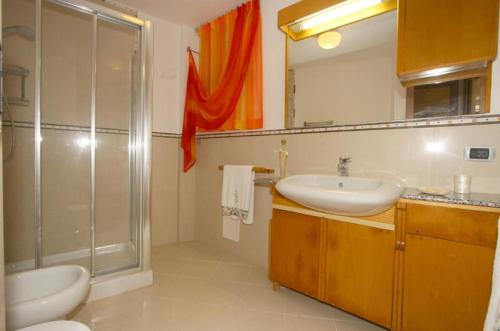 圣安吉洛钦齐亚别墅公寓的一间带水槽和淋浴的浴室