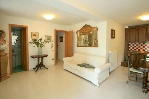 圣安吉洛钦齐亚别墅公寓的客厅配有白色的沙发和桌子