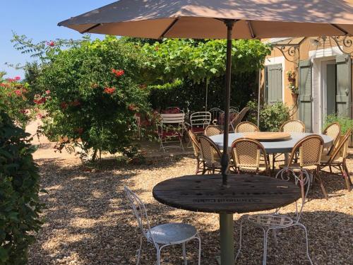 维列莫尔贡La Gatille的院子里伞下的桌子和椅子