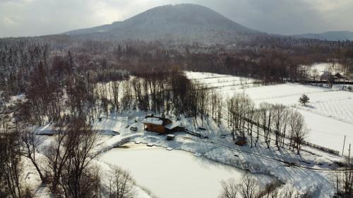 Berkhomet-pe-SiretКриївка у ставка的天空中白雪地和高山的景色