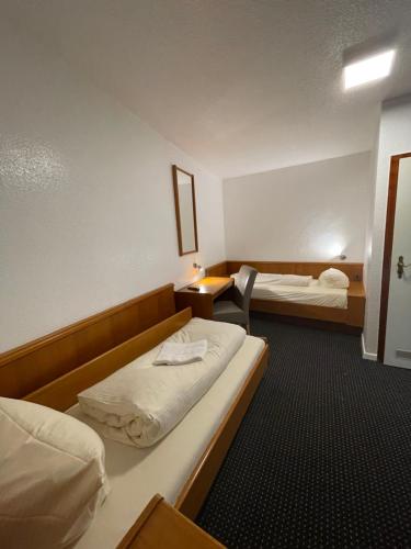 埃森布龙嫩酒店的酒店客房配有两张床和一张书桌