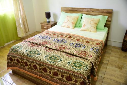 卡特勒博尔纳Casa Mama的一间卧室配有一张带被子和枕头的床