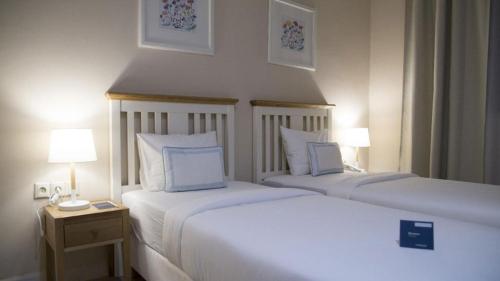 努瓦克肖特The Best Centric Hotel-Ex Best Semiramis的配有2盏灯的酒店客房的2张床
