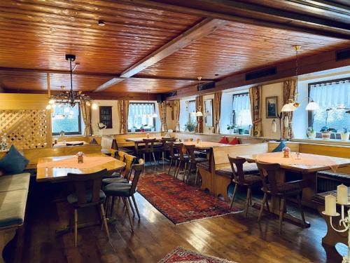 塞格Pension Hirsch的餐厅设有木制天花板和桌椅