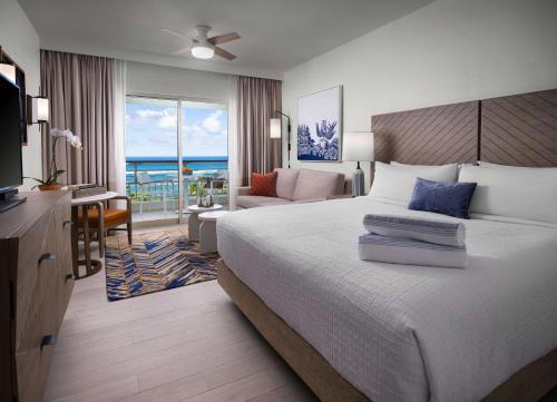 多拉多Hyatt Vacation Club at Hacienda del Mar的一间卧室配有一张床,享有海景