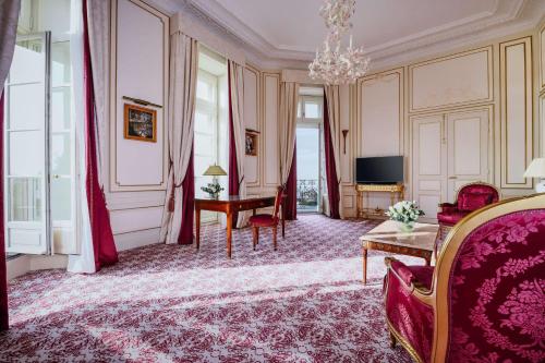 比亚里茨Hôtel du Palais Biarritz, in The Unbound Collection by Hyatt的客厅配有沙发和桌子